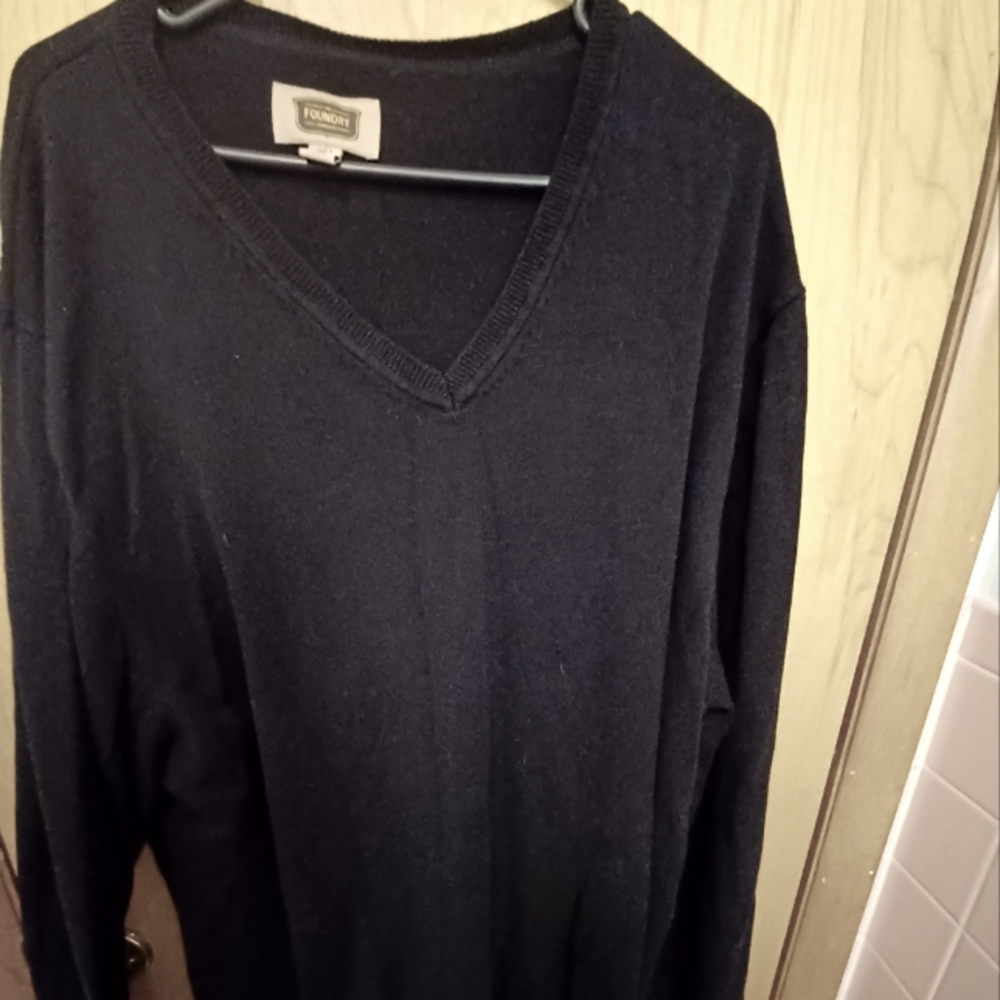 Men's 3XLT Foundry V-neck pullover